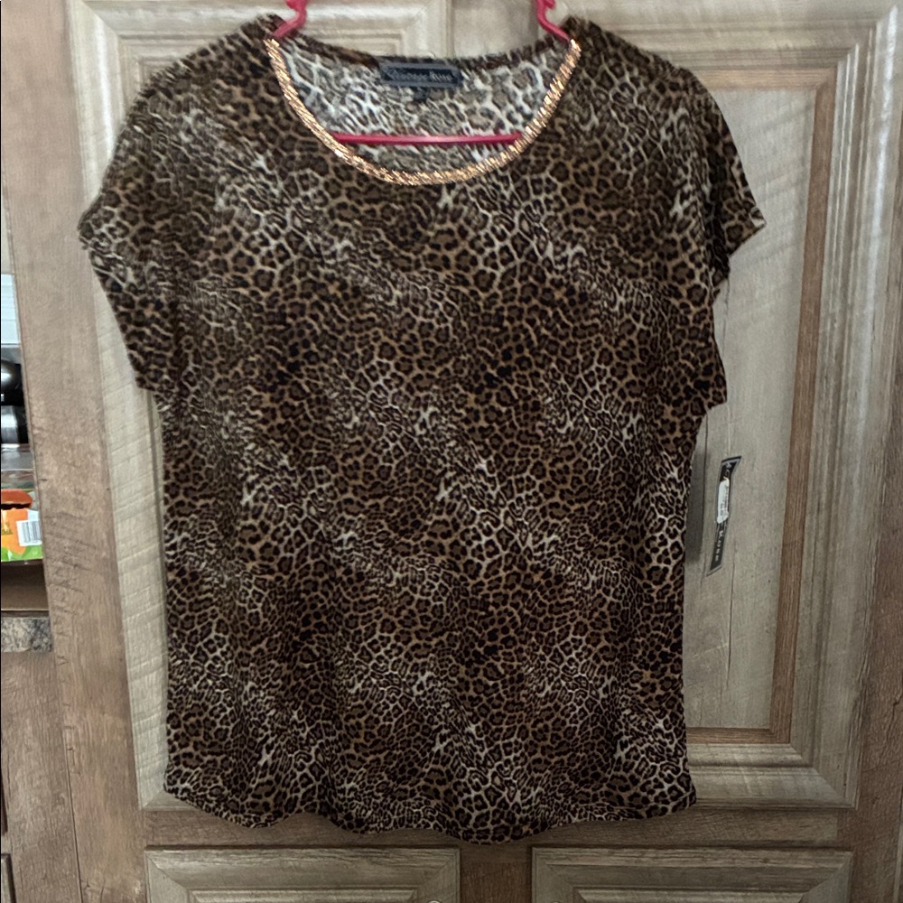 Chic Leopard Print Short Sleeve Blouse